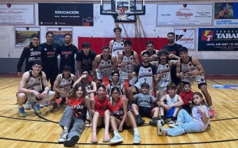 El Rojinegro celebró en casa antes del clásico.