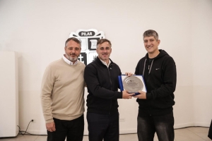 Jony Treise recibió la plaqueta en la Casa de la Cultura de manos de Federico Achával y Santiago Laurent.