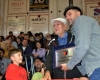 Eduardo Mancini recibiendo la plaqueta que le dio su nombre a la tribuna del club Presidente Derqui.