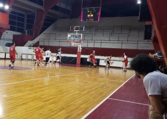 Diego Paoli tiene el balón. Nicolás Osta se ofrece para el juego de parejas en el poste bajo. Ambos, junto a Jorge García fueron los pilares de la victoria de los de Agronomía ante River.