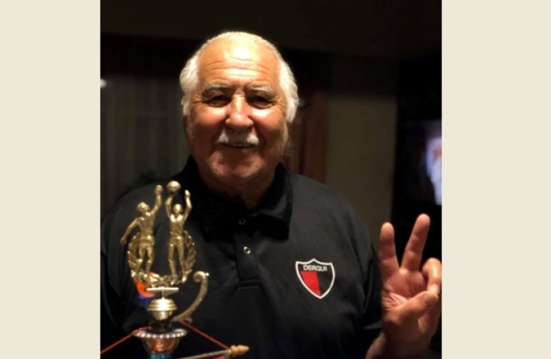 El Loco Quique y su trofeo como Leyenda de Presidente Derqui.