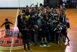 El festejo Indio en el centro de la cancha tras el pase a cuartos de final de la Conferencia Sur.